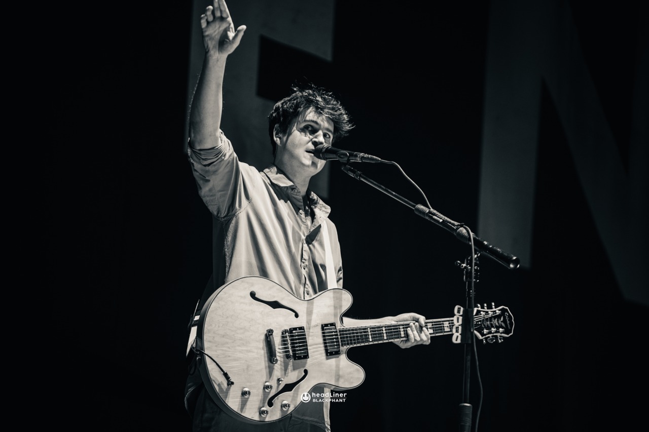 Ezra dos Vampire Weekend bem recebido pelo público