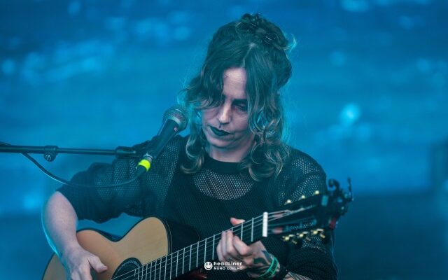 A incrível Emma Ruth Rundle a solo