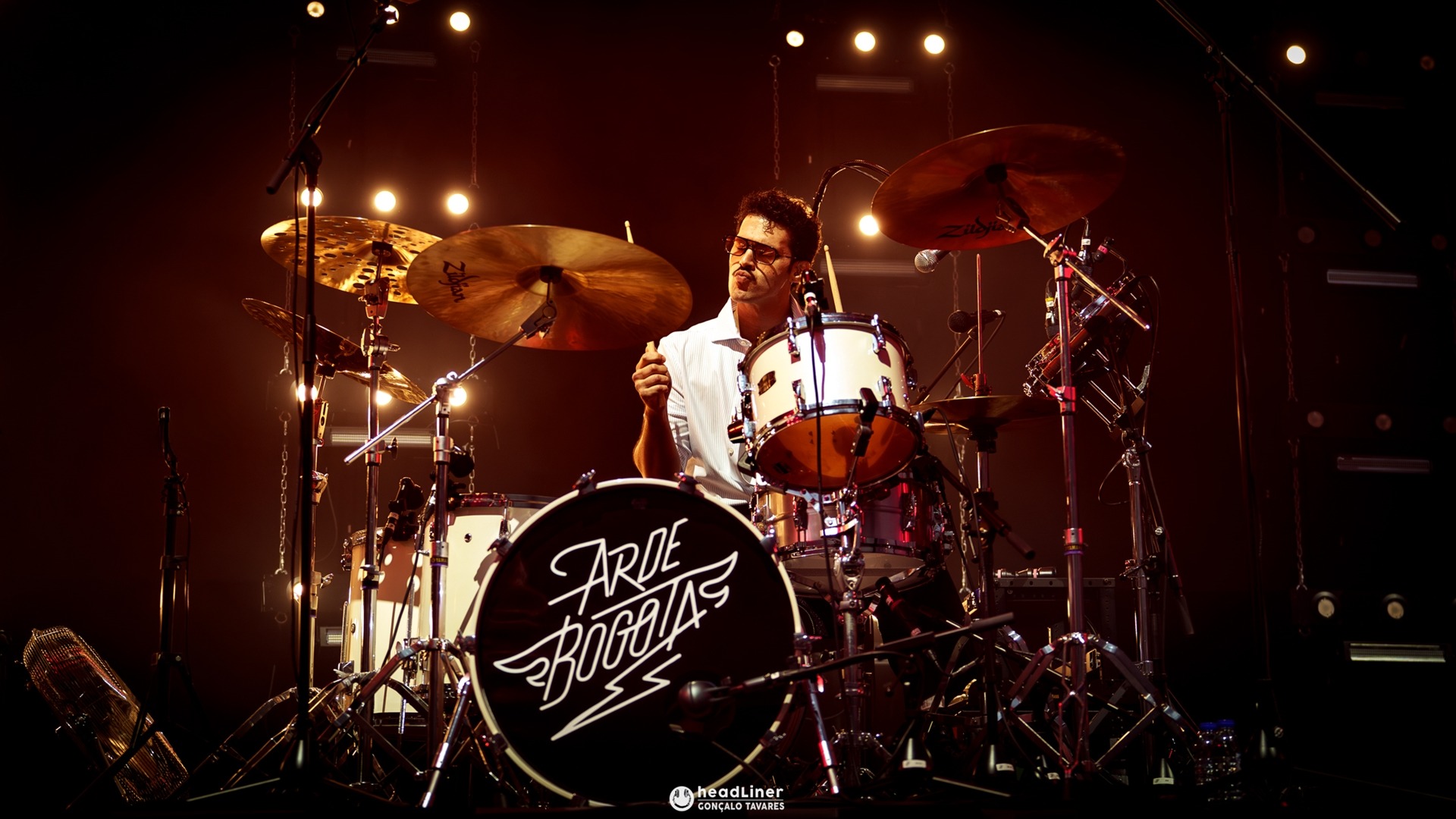 José Ángel Mercader, o baterista dos Arde Bogotá